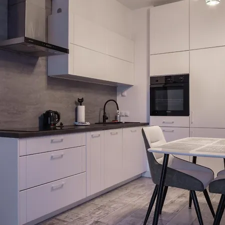 Stylish With Balcony And Garage Mokotow ורשה